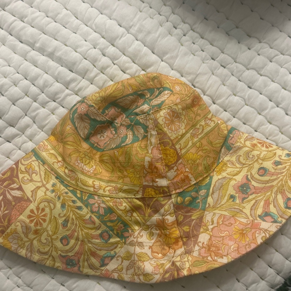 Wide brim bucket hat